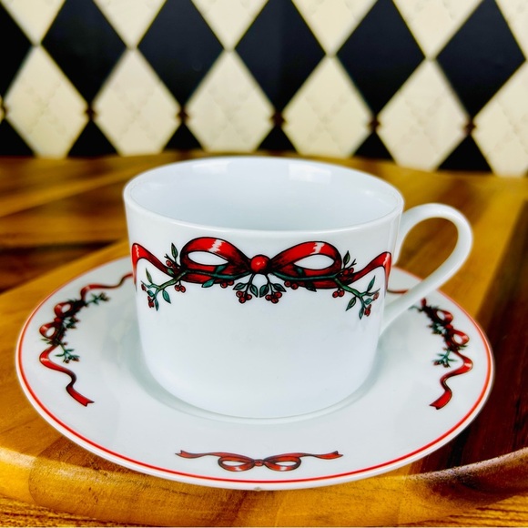 Set (8) 4 Cups + 4 Saucers Festive Christmas Red Green and White Holiday Teacups - Picture 4 of 13